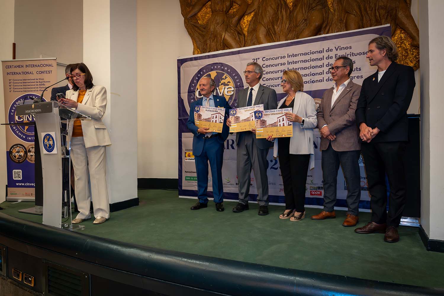 Nuestro Presidente recoge los 6 Premios CINVE 2025 para Coop. La Aurora